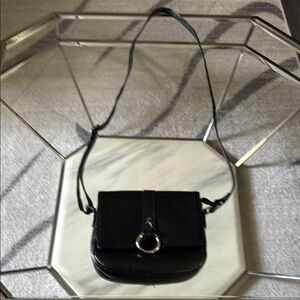 Stylish Black Crossbody Bag with Adjustable Strap and Metal Accent